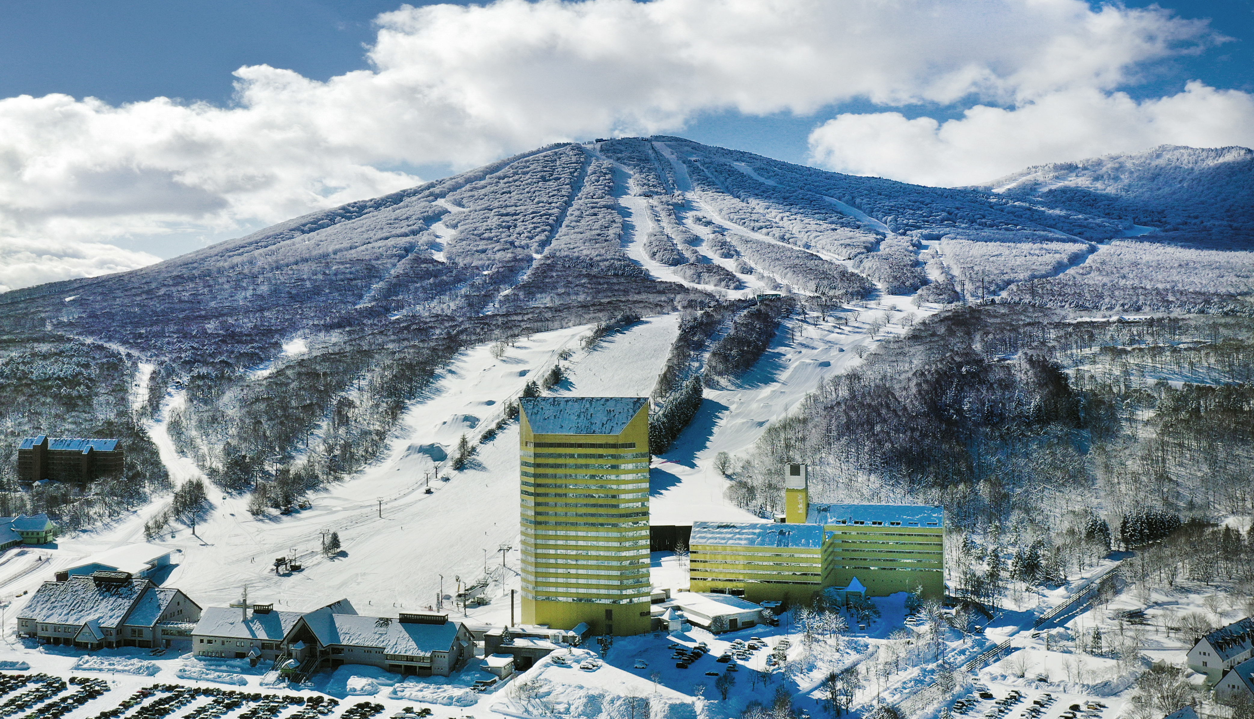 Appi Kogen Resort winter panorama with snow-covered slopes and hotels